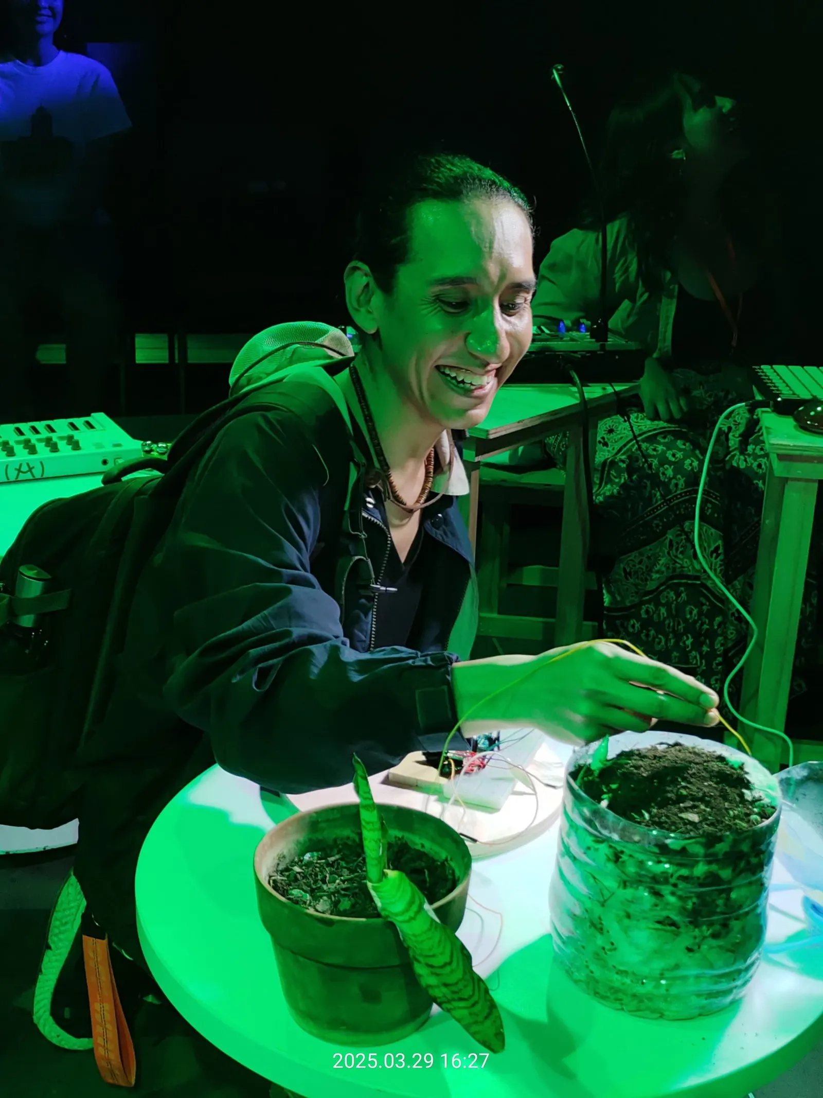 Aldo, fungicultor urbano, escuchando su cultivo de pleurotus